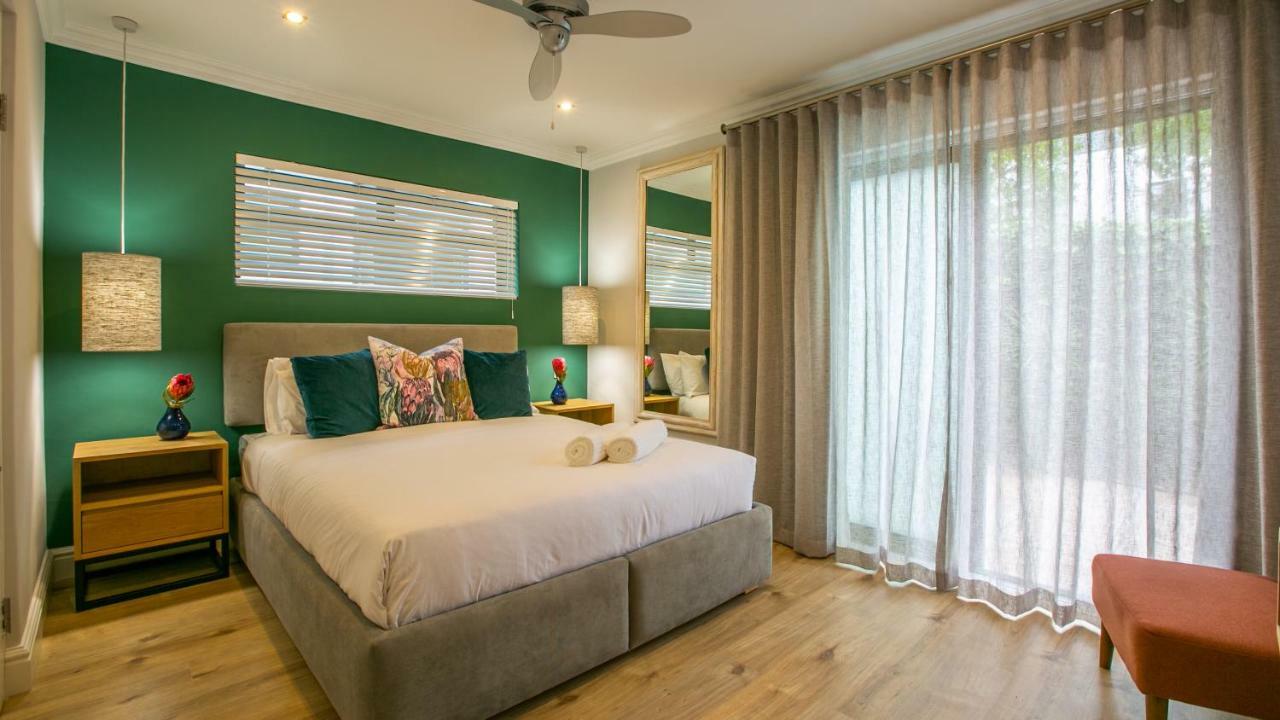 Hout & About Guest House Hout Bay Esterno foto