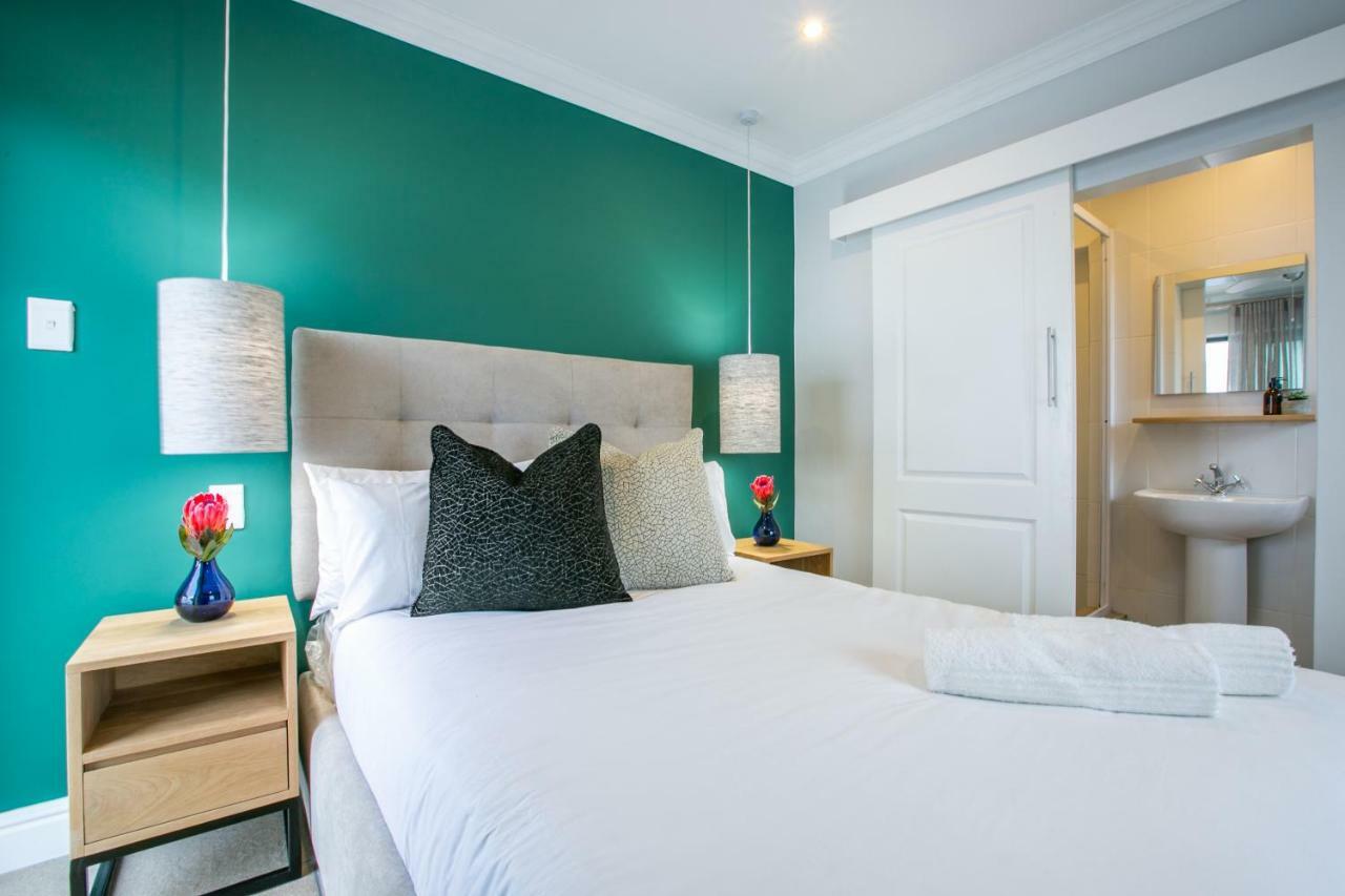 Hout & About Guest House Hout Bay Esterno foto