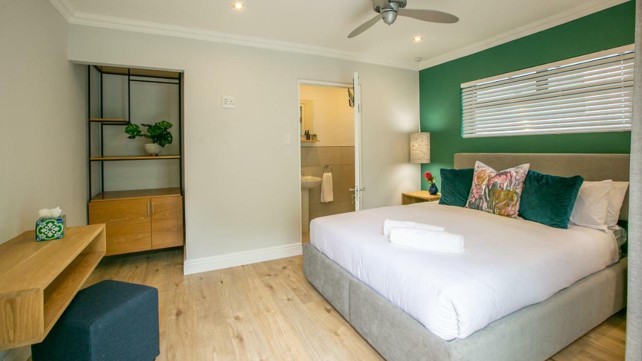 Hout & About Guest House Hout Bay Esterno foto