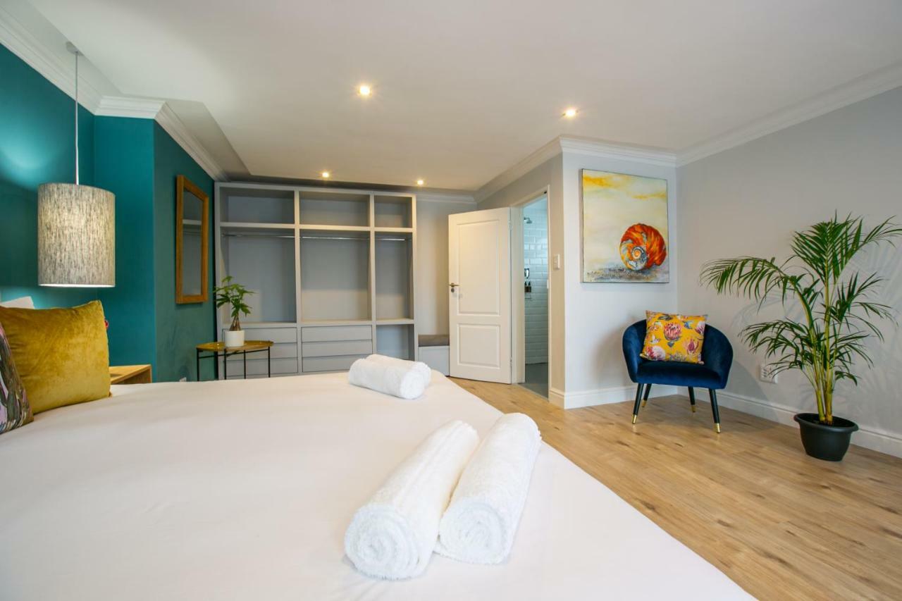 Hout & About Guest House Hout Bay Esterno foto